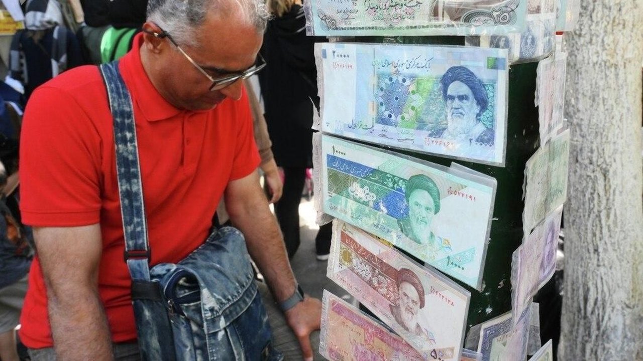 Reservas financeiras do Irã bastarão para anos de bloqueio dos EUA, diz chefe do Banco Central iraniano