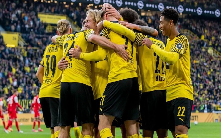 Borusssia Dortmund vence e mantém perseguição aos líderes no Campeonato Alemão