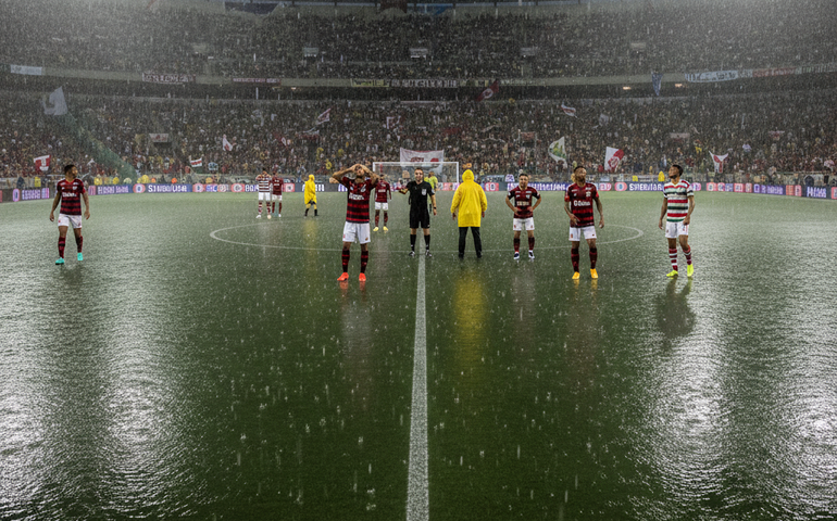 Chuva forte interrompe clássico entre Flamengo e Fluminense no Maracanã