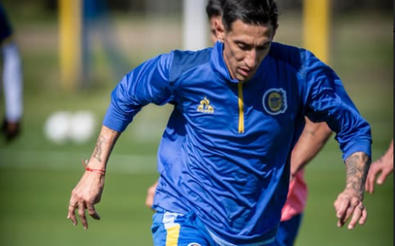 Di María faz golaço olímpico pelo Rosario Central contra o Boca Juniors no Campeonato Argentino