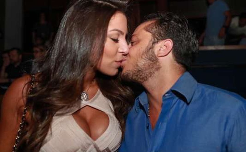 Thammy Miranda beija a namorada, Andressa Ferreira, em show em SP
