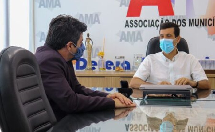 Hugo Wanderley discute programa para formação superior de servidores