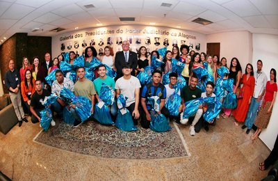 Em clima de confraternização, Jovens Aprendizes se reúnem na Presidência do TJAL