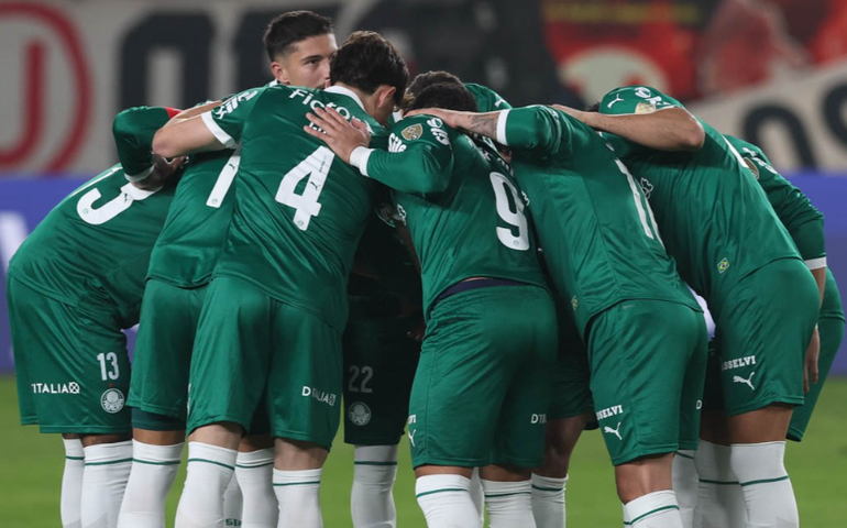 Palmeiras massacra Universitario no Peru com protagonismo de Vitor Roque e Flaco López