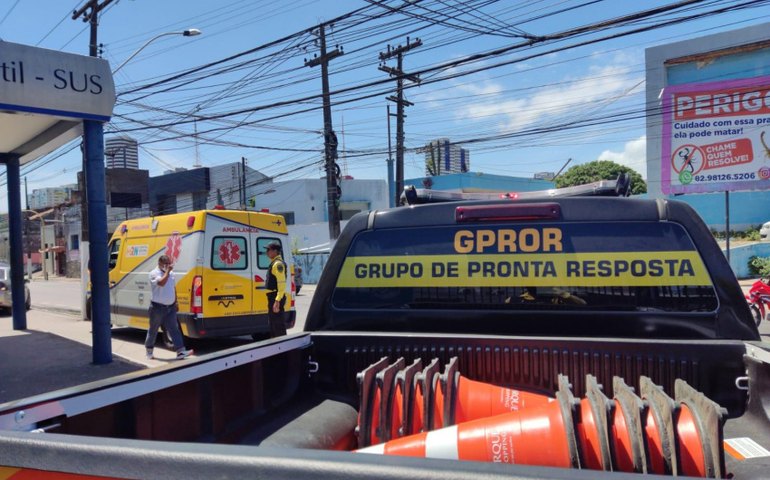 Agentes da SMTT de Maceió abrem caminho para mulher em trabalho de parto