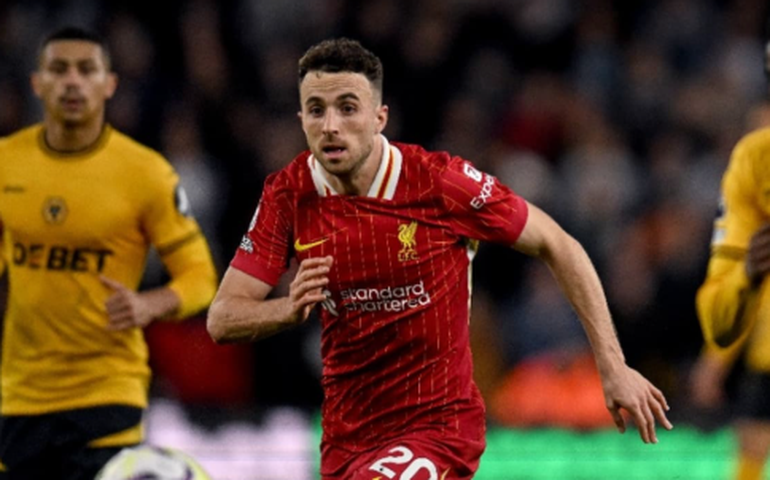 Torcedores homenageiam Diogo Jota no Anfield e pedem que Liverpool 'aposente' camisa 20