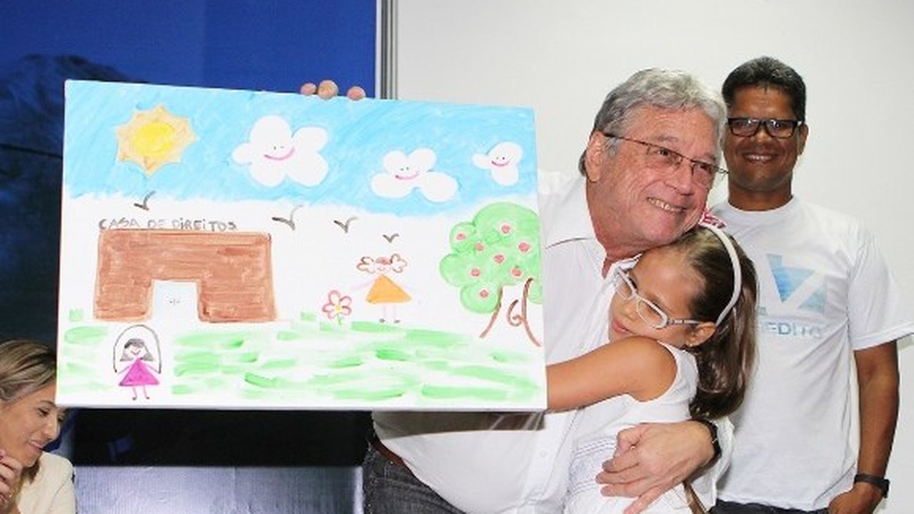 Famílias beneficiadas por serviços da Sepaz homenageiam governador
