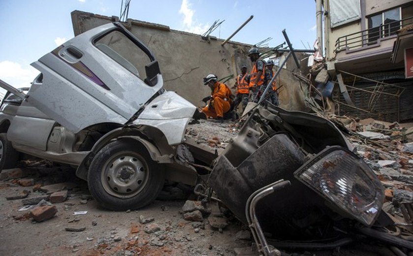 Novo terremoto provoca pânico e deixa mais mortos no Nepal