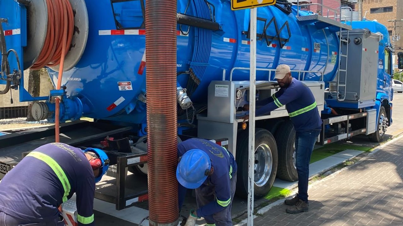 Infraestrutura realiza serviços de drenagem na orla da Ponta Verde