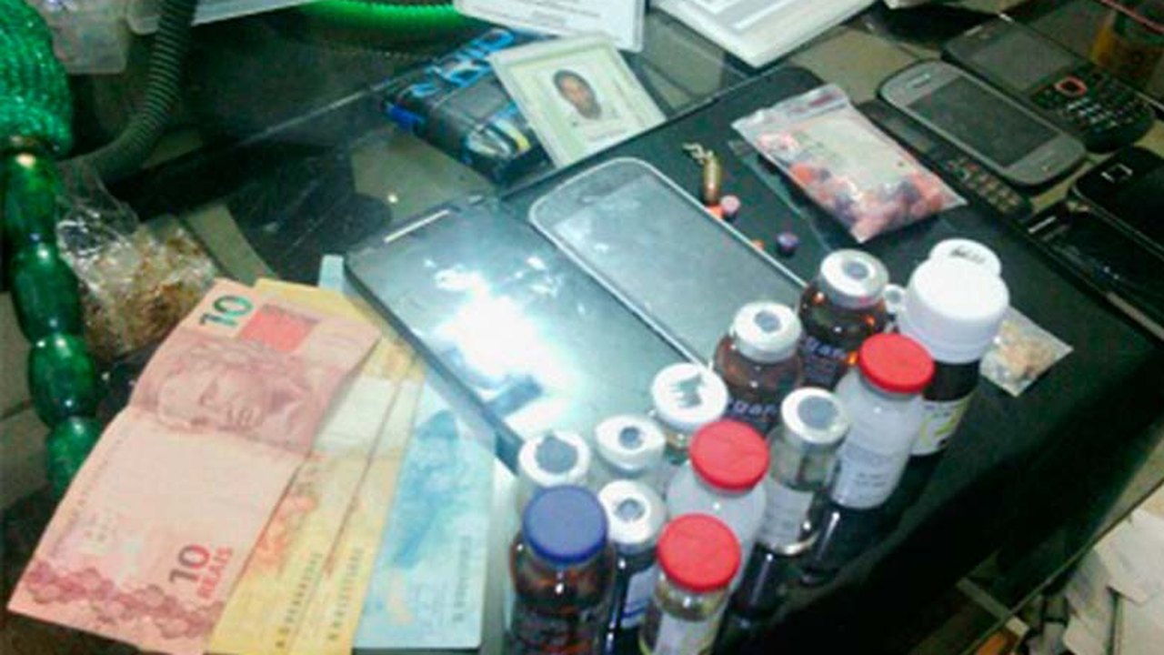 PM apreendem centenas de drogas sintéticas e cocaína