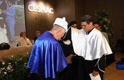 Cesmac entrega título de Doutor Honoris Causa ao Prof. Dr. Douglas Apratto Tenório e à Profa. Dra. Iara de Xavier em noite emocionante