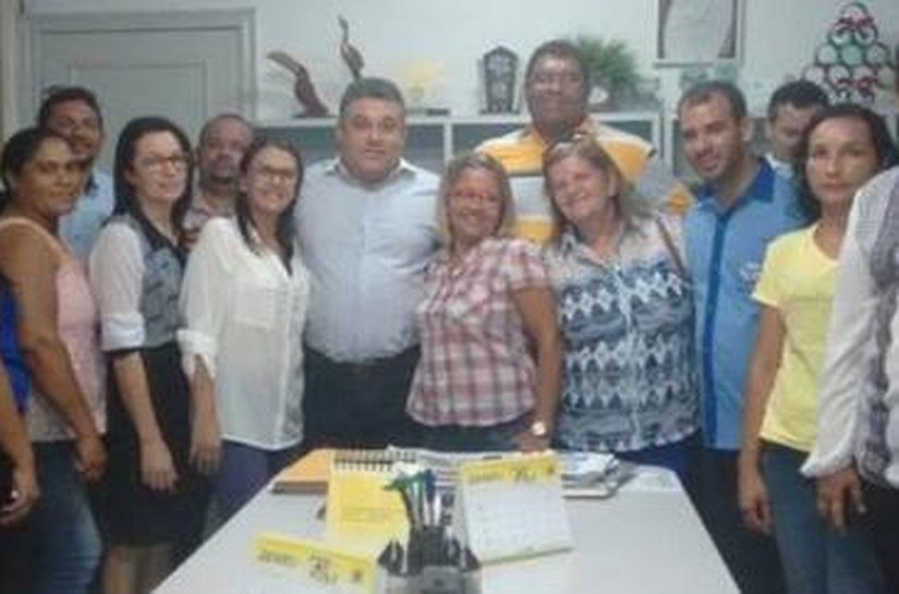 Prefeito James Ribeiro empossa conselheiros do Fundeb em Palmeira