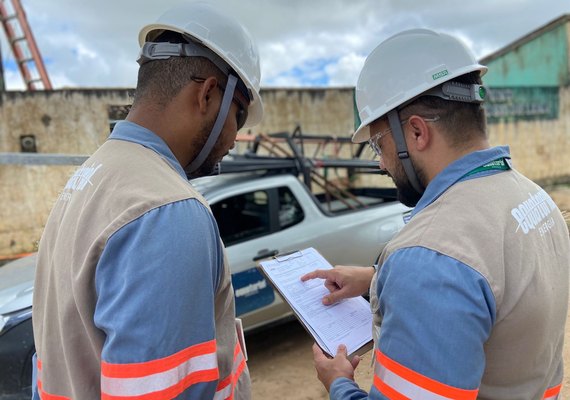 Dono de posto de combustível em Maceió é levado até delegacia por fraudar medidor de energia