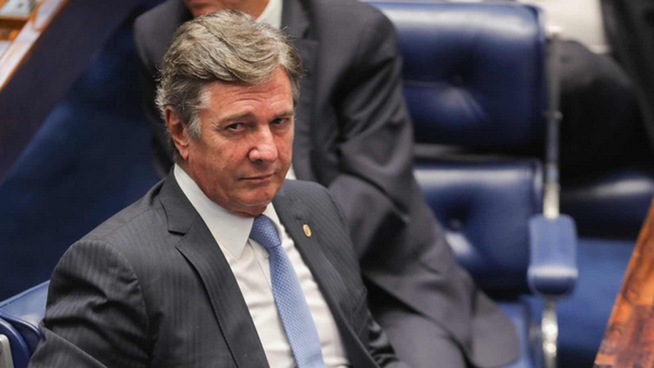 Collor cata apoio para se reeleger senador