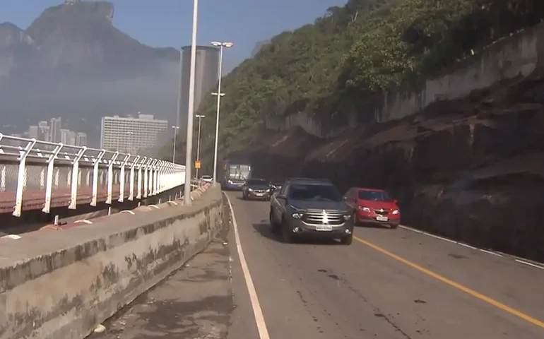 Homem cai da Avenida Niemeyer após colisão entre carro e moto