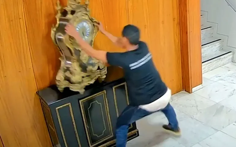 Homem que destruiu relógio histórico em 8 de janeiro é preso em Goiás