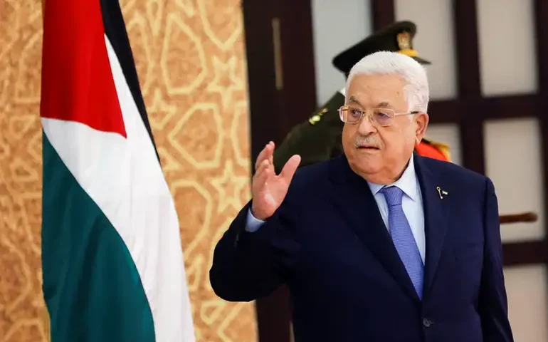 Presidente americano e presidente da Autoridade Palestina, Mahmoud Abbas, apertam as mãos