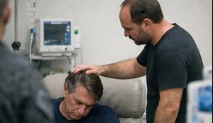 Jair Bolsonaro e seu filho, Carlos Bolsonaro. - Foto: Reprodução/X @CarlosBolsonaro