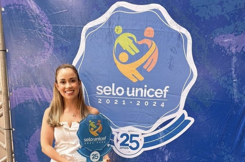 Primeira-dama de Belo Monte recebe troféu da conquista do Selo Unicef pelo município