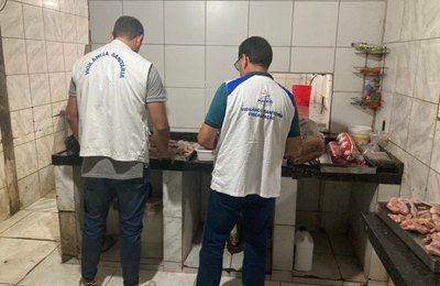 Vigilância Sanitária apreende 90kg de carne estragada e interdita frigorífico