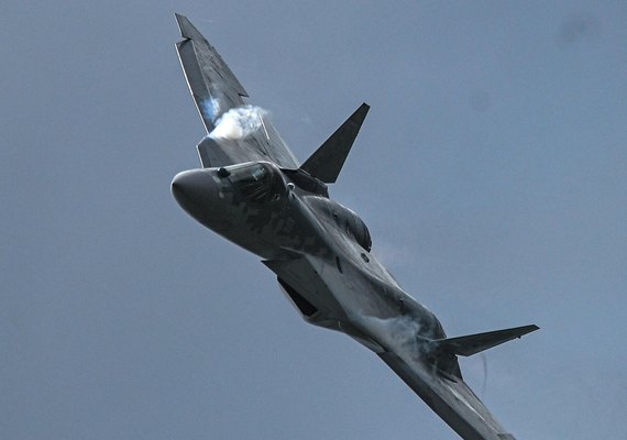 Cúpula entre Putin e Trump pode reunir caças Su-57 e F-22 nos céus do Alasca, diz mídia