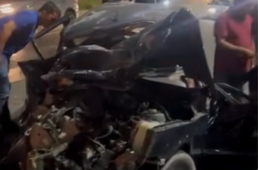 Motorista fica preso às ferragens em acidente entre carro e caminhão, na BR-104