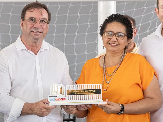 Moradores da Baixa da Onça, em Arapiraca, comemoram entrega de ginásio poliesportivo