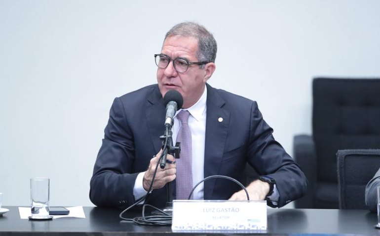 Relator propõe jornada máxima de 40 horas e restrições à escala 6x1