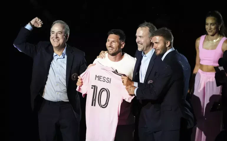 Messi é apresentado no Inter Miami com grande festa após horas de atraso por chuva
