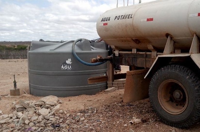 Operação Água é Vida começa a abastecer municípios sertanejos