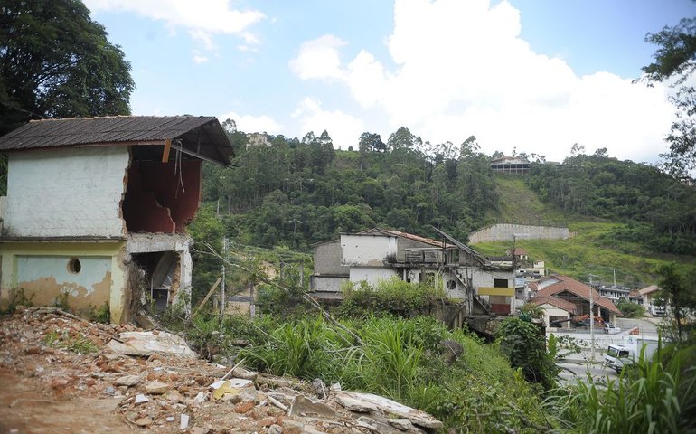 Ex-prefeito de Nova Friburgo é condenado por desvios após tragédia