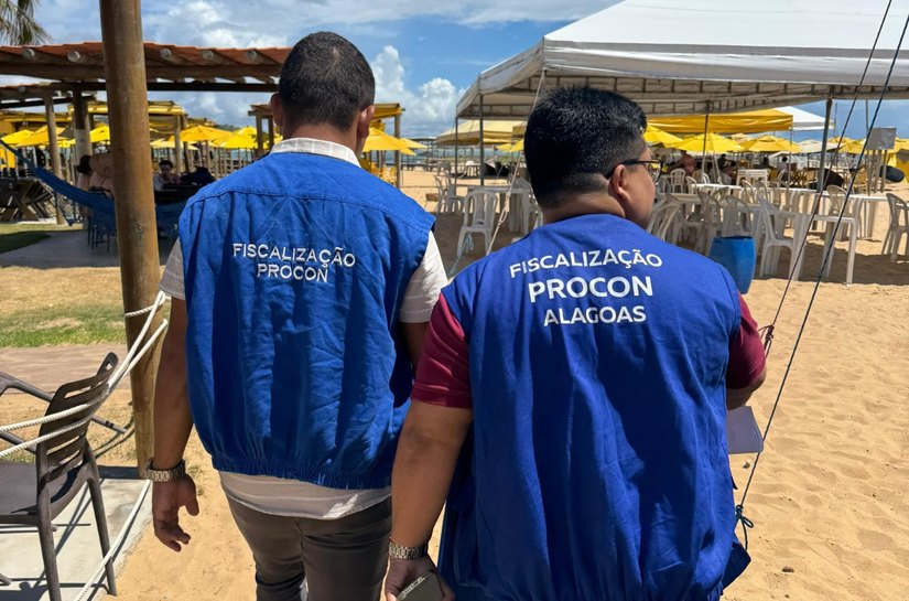Operação Verão: Procon autua cinco estabelecimentos na Praia do Gunga