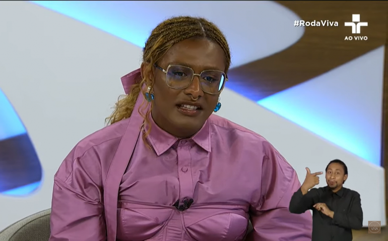 Liniker se emociona ao relembrar sua trajetória: ‘a música me fez sonhar’