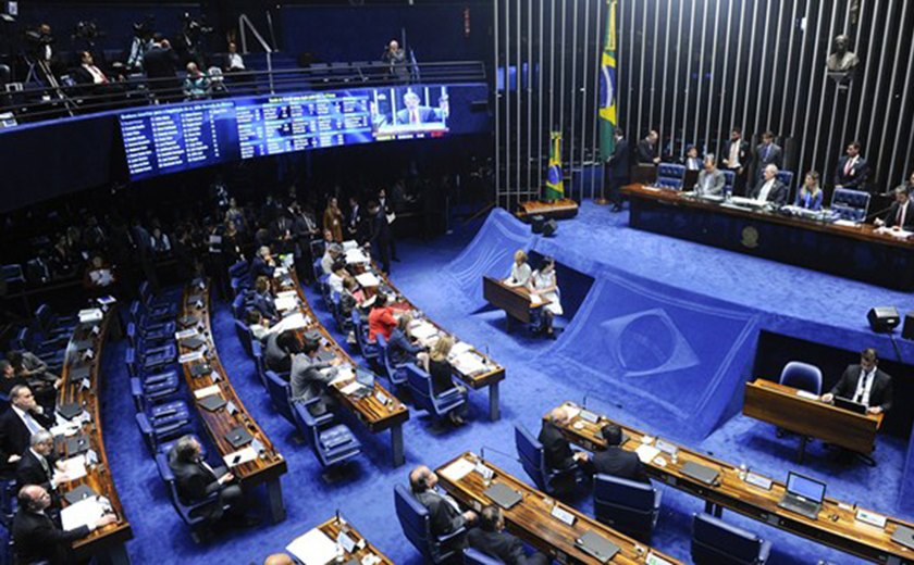 Senado aprova PEC que veda coligações e cria cláusula de desempenho