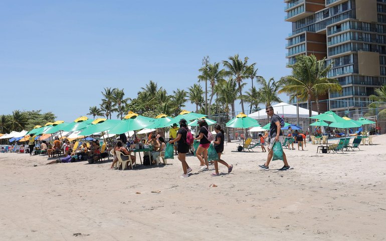 Educação ambiental: mutirão de limpeza mobiliza voluntários na praia da Pajuçara, em Maceió