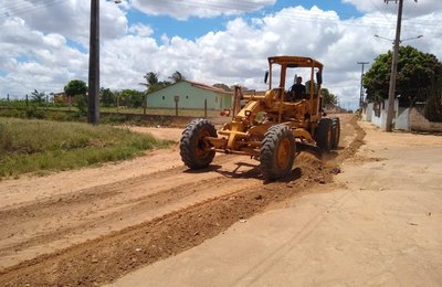  Prefeitura melhora estradas da zona rural e sinaliza vias de Arapiraca