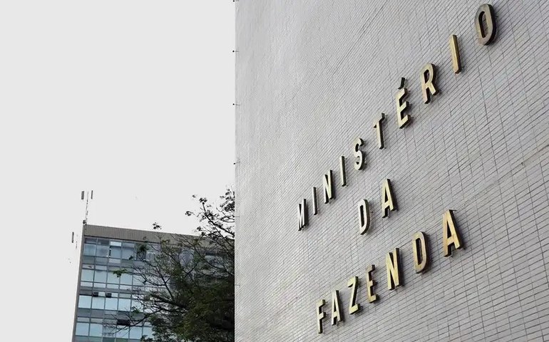 Alta anual da despesa será limitada a 70% da variação da receita dos últimos 12M, diz Fazenda