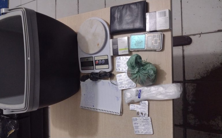 Jovem encontrado com maconha e cocaína é autuado por tráfico de drogas