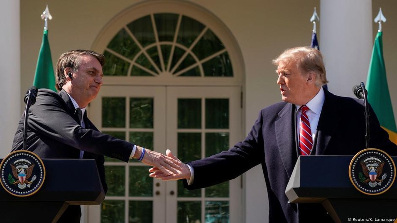 Bolsonaro elogia tratamento de Trump a imigrantes latinos