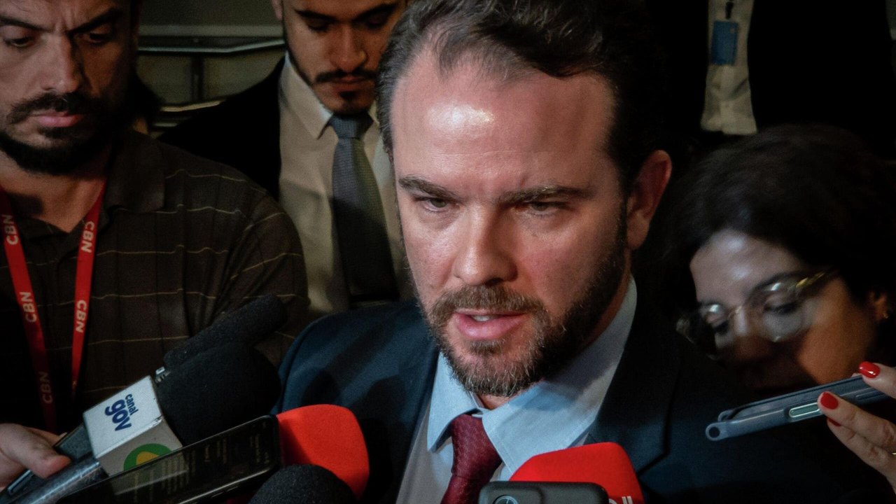 Ministro da Fazenda rebate Milei e defende economia brasileira