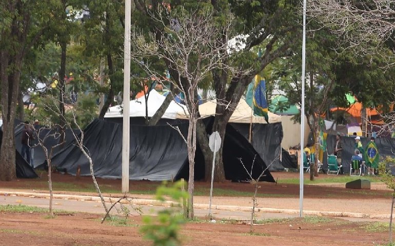 Desmontagem de acampamento gera conflito de versões entre DF e Exército