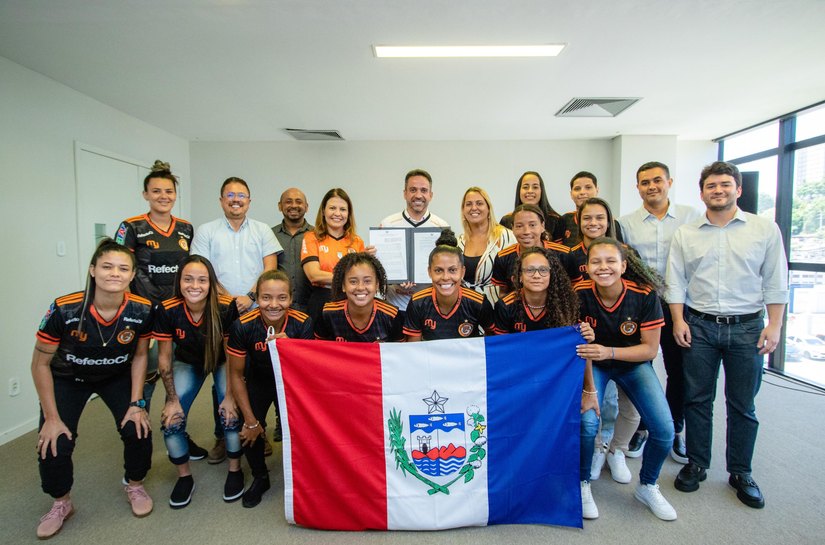 Governo dobra patrocínio à equipe feminina que disputa competições nacionais de futebol