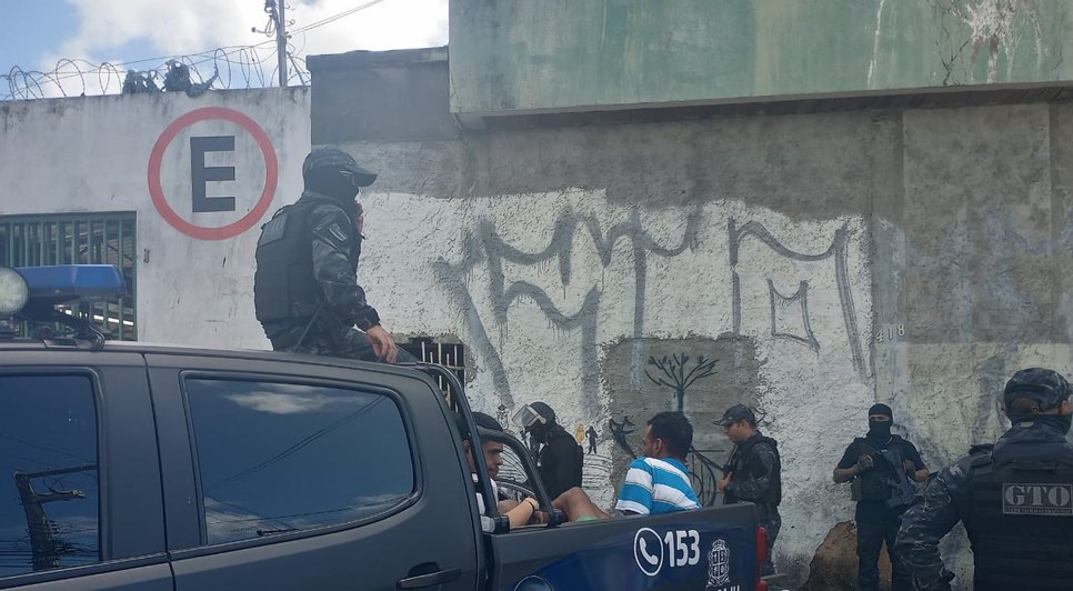 Suspeitos de tráfico de drogas durante operação em prédio abandonado no Centro de Aracaju