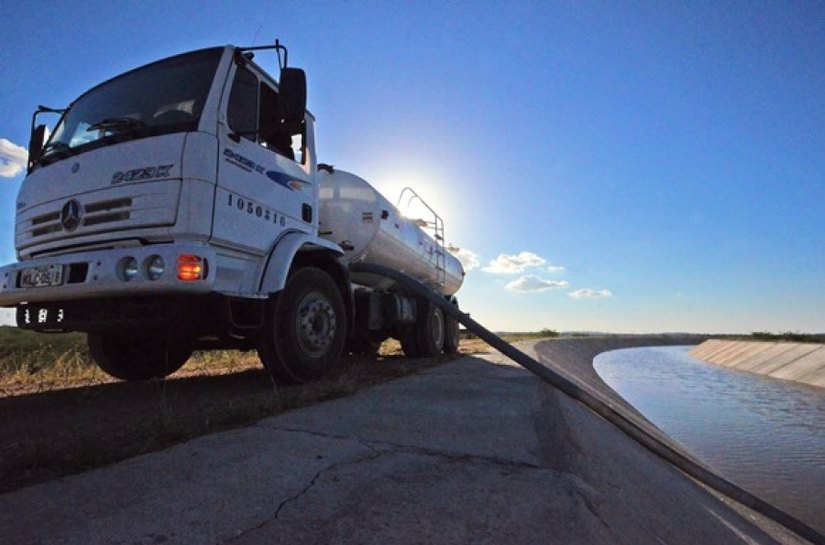Semarh entrega autorização para uso de água do canal do sertão por agricultores
