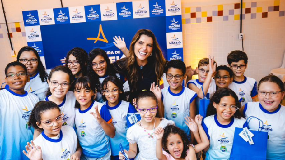 Marina Candia entrega óculos de grau a alunos da rede municipal em Maceió