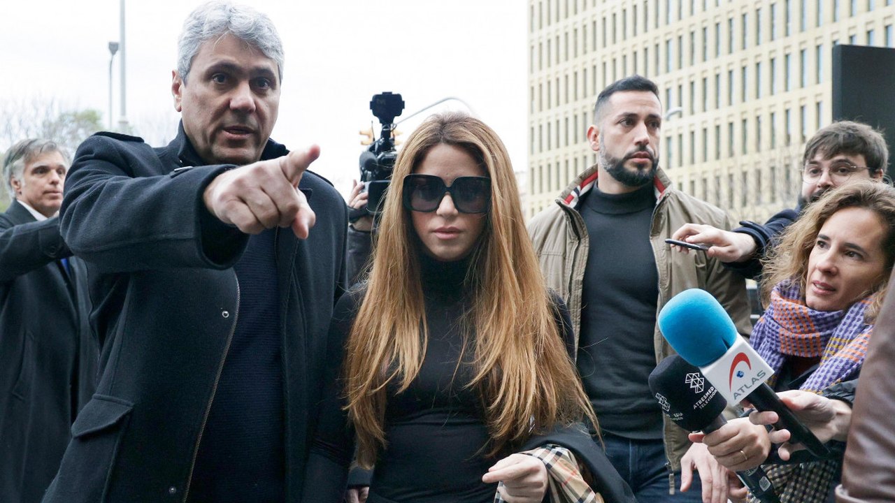 Shakira nega rumores de que estaria se relacionando com instrutor de surf