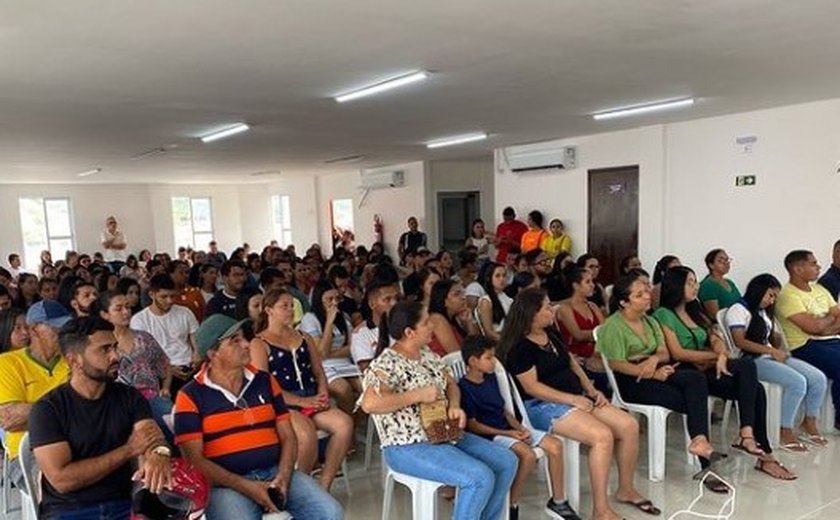 Prefeitura realiza entrega de carteirinha que viabiliza transporte intermunicipal gratuito a cerca de 200 estudantes