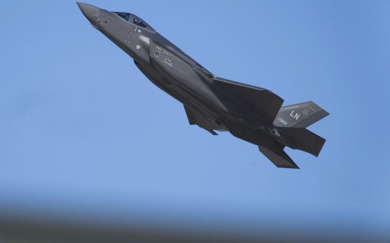 Lockheed Martin quer criar F-35 que pode voar sem piloto, mas há obstáculos, diz portal