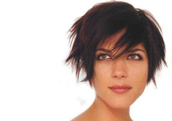 &#8216;Vivendo um milagre&#8217;, Selma Blair comemora dois anos de sobriedade