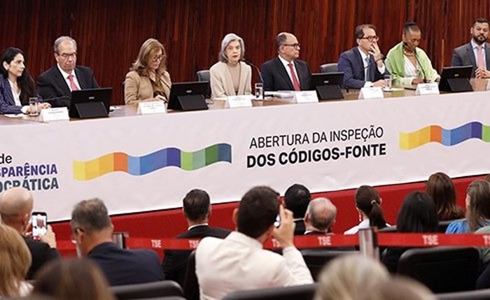 Códigos-fonte reúnem as instruções (programação) que definem o funcionamento dos sistemas eleitorais